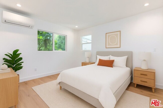 Building Photo - 3431 Edgehill Dr