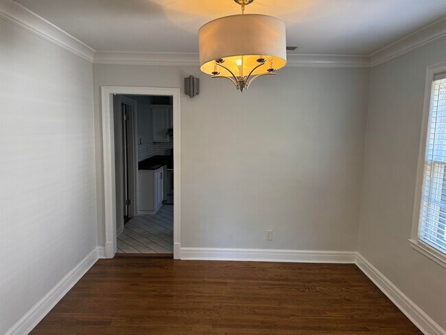 Building Photo - 193 Alexander St