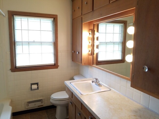 Building Photo - 2 bdrm, 1.5 bath duplex with flexible possession!