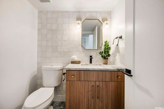 Building Photo - Designer Prospector Townhome