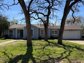 Building Photo - 2320 Fairway Dr