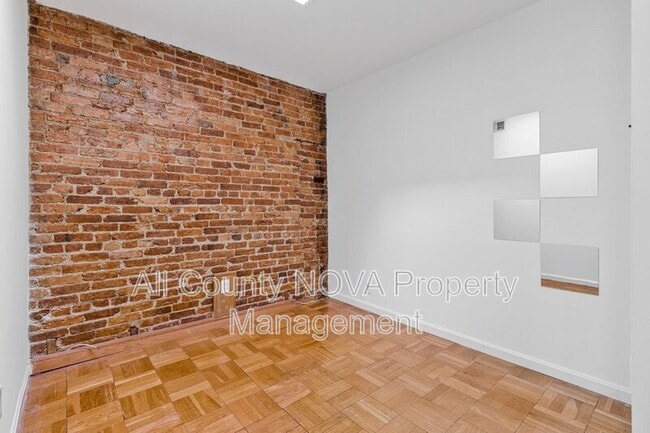 Building Photo - 123 E St SE