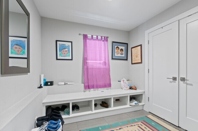 Building Photo - 5Bd/3.25Ba Seattle House