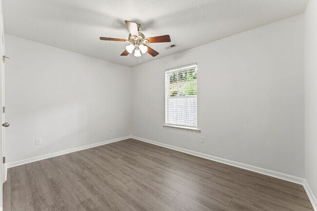 Building Photo - Charming 3-Bedroom Retreat with Cozy Fireplace in Simpsonville