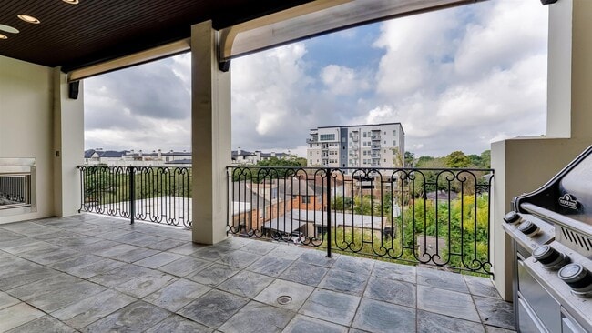 Building Photo - 1700 Sunset Blvd