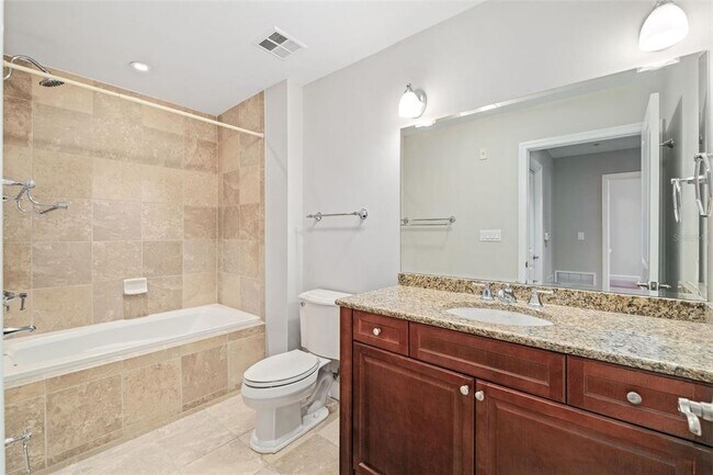 Building Photo - 2305 Edgewater Dr