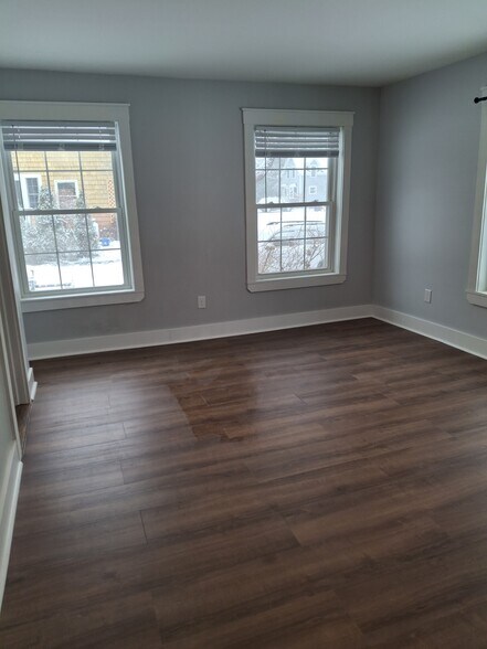 Building Photo - 27 Oak St