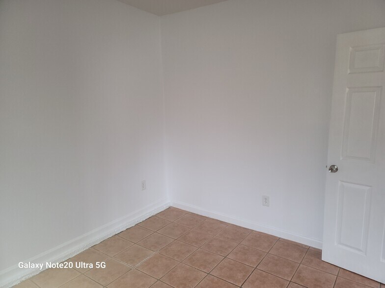 Building Photo - 12877 Glenoaks Blvd