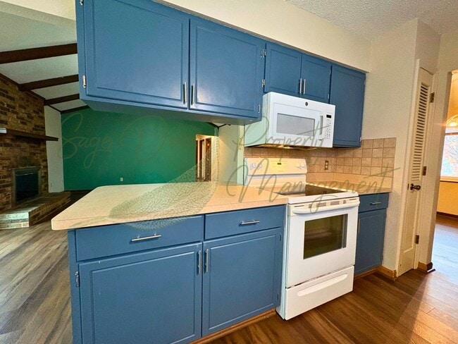 Building Photo - Stylish Blue Springs Home With Fresh Updates & Great Natural Light