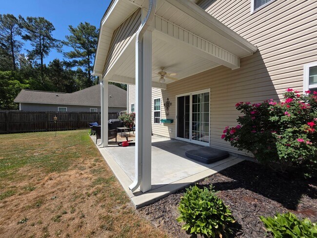 Building Photo - 4 Bedroom 2.5 Bath Carolina Plantation