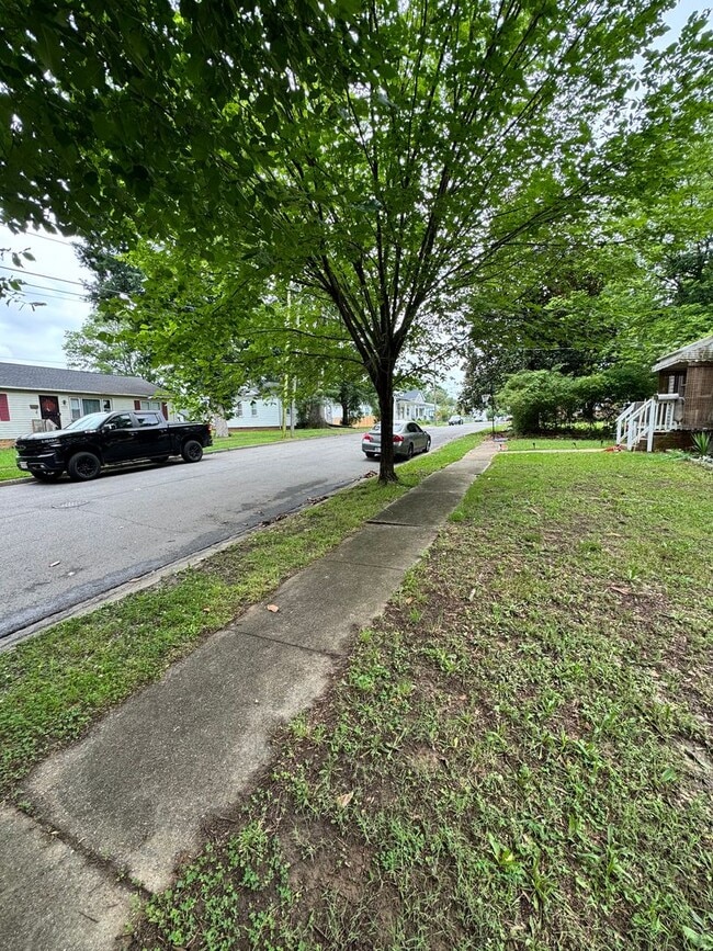 Building Photo - 3 bedroom house on quiet dead end! All ele...