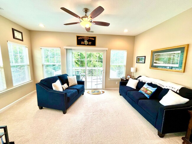 Building Photo - 3BR Open Floor Plan with Sunroom & Garage!