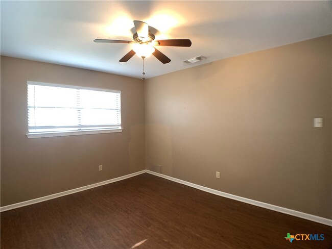 Building Photo - 826 Timber Dr