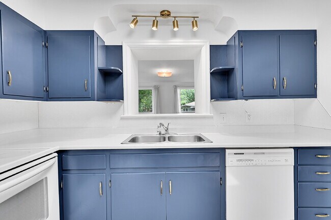 Building Photo - $2,300.00 - 2 Beds, 1 Bath, Single Family ...