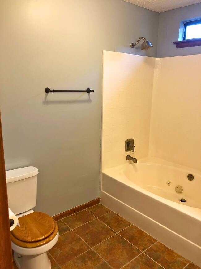 Building Photo - 3/2 home with a fenced in yard!