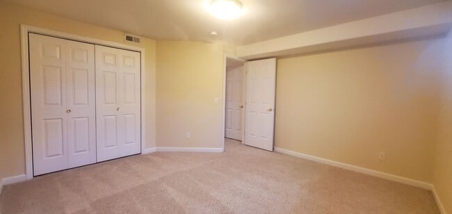 Building Photo - Large 5 bedroom 3 bathroom home!