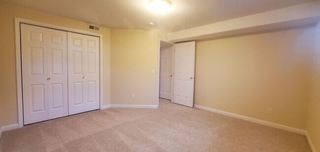 Building Photo - Large 5 bedroom home in Briarwood