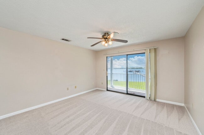 Building Photo - Waterfront Condo!