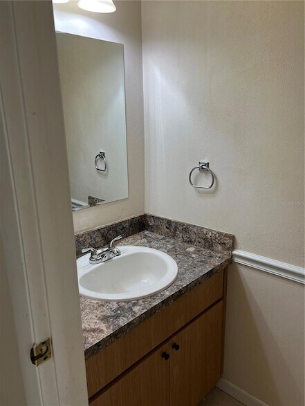 Building Photo - 1525 SE 25th St