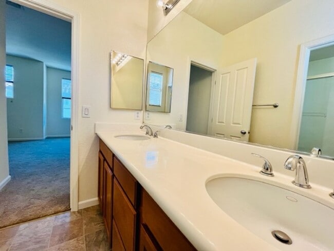 Building Photo - Gorgeous 3BD/2.5BA Tri-Level Townhouse- Ga...