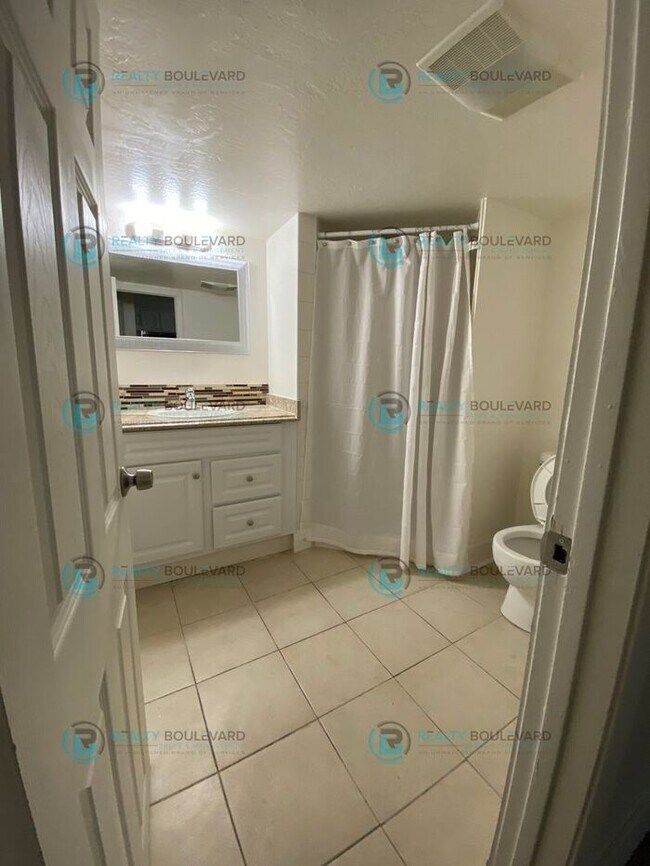 Building Photo - 1/2 Month Free! 1 Bedroom 1 Bath in Near Wells District/Midtown