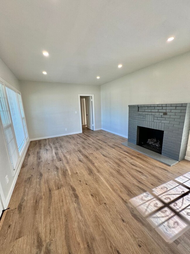 Building Photo - Remodeled 3BD/1BA Single-Family Home – Mov...