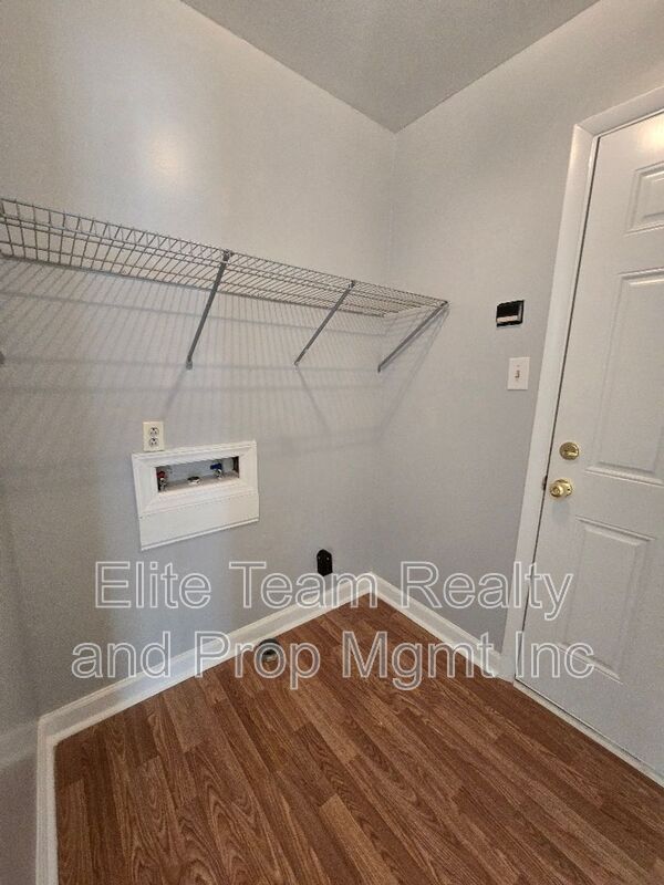 Building Photo - 910 Holly Dr