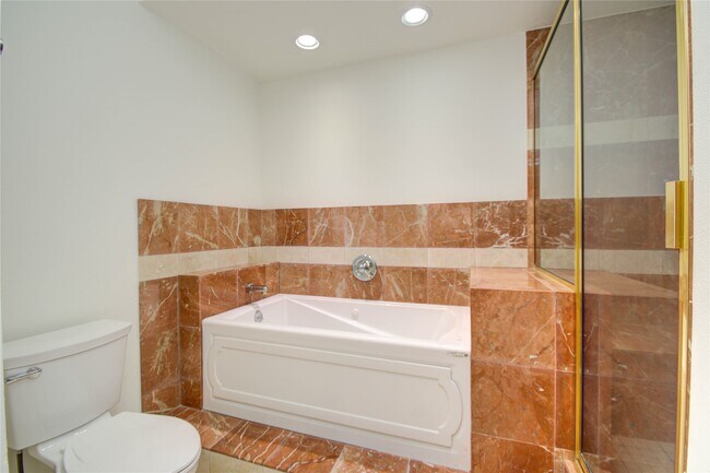 Building Photo - 6 Town Oaks Pl