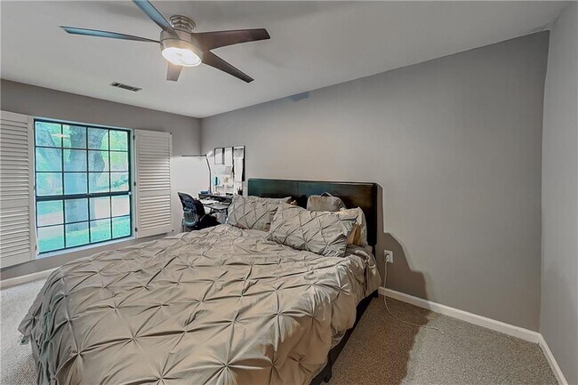 Building Photo - 3104 Pine Heights Dr NE