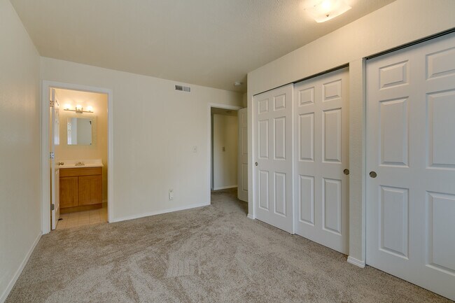 Building Photo - Roomy Remodeled  Kirkland Condo