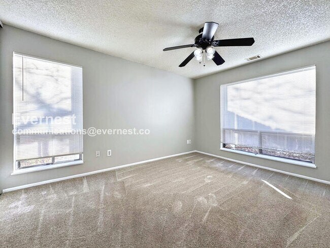 Building Photo - PROMO: Half Off the First Month's Rent! / 3 Bed, 1 Bath Townhome with Garage & Fenced Yard