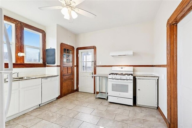 Building Photo - 918 N Hennessey St