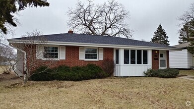 Building Photo - 3 Bedrooom Home Located in the Heart of We...