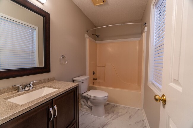 Building Photo - Beautiful 3 Bed 2 Bath home located in Greensboro!