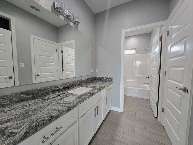 Building Photo - Beautiful Modern 4 Bed/3 Bath/2 Gar Centra...