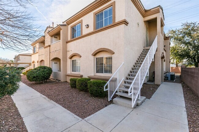 Building Photo - 3400 Cabana Dr