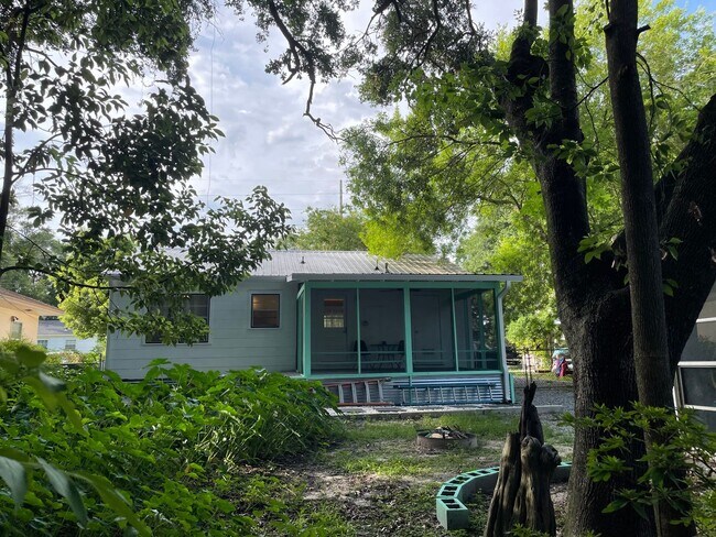 Building Photo - 2/1 Beach Bungalow in Biloxi