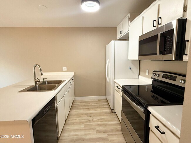 Building Photo - 1902 E Sandra Terrace