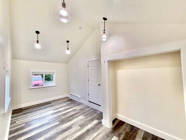 Building Photo - Stunning, Newly Renovated 3BR | 1BA