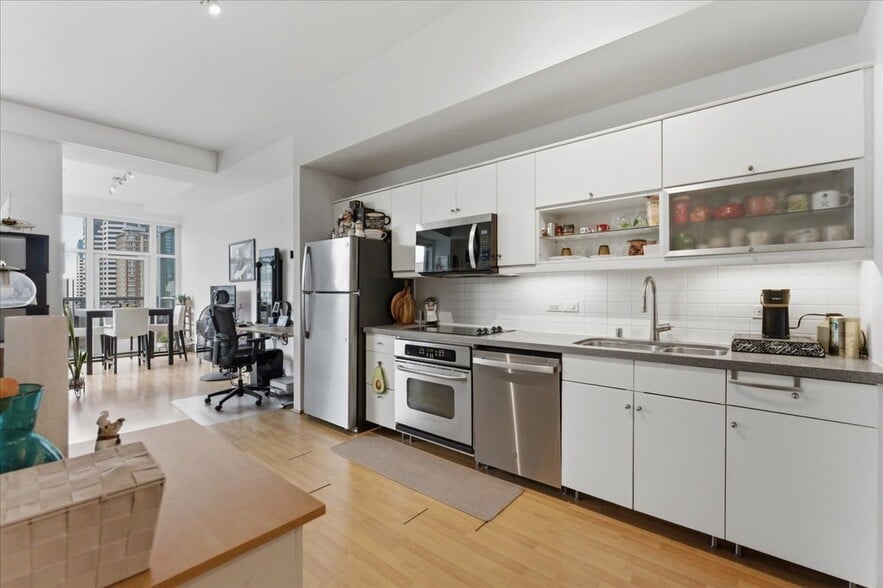 Building Photo - 350 W Ash St