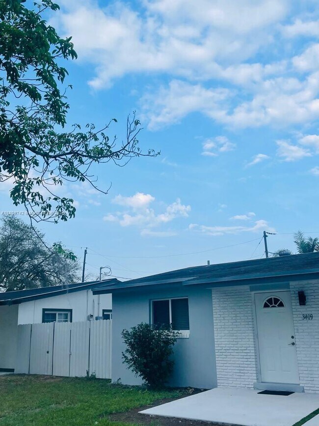 Building Photo - 3409 SW 64th Ave