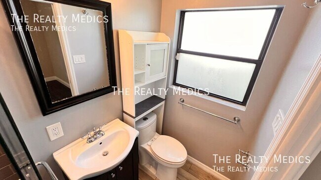 Building Photo - 929 Dupont Ave