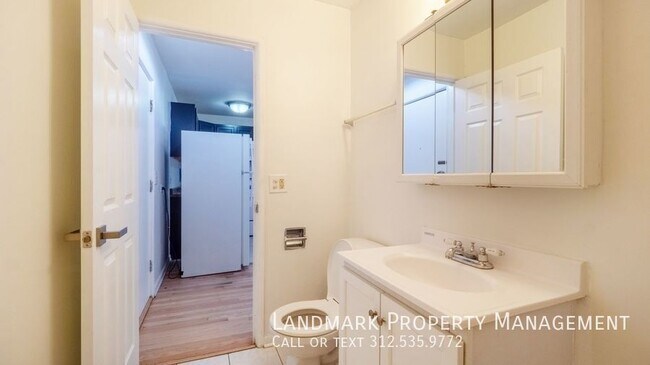 Building Photo - 2401 W Balmoral Ave
