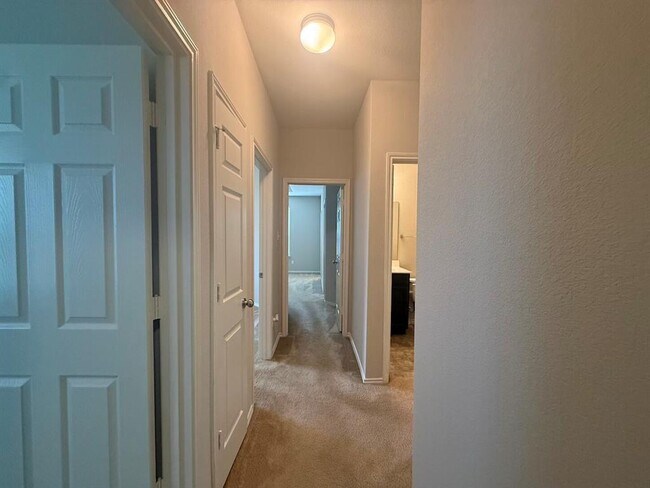 Building Photo - 352 Martha Dr