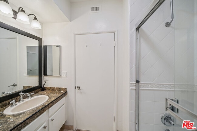 Building Photo - 8865 Alden Dr