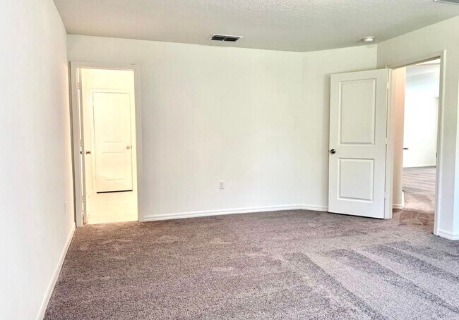 Building Photo - Beautiful 4 Bed 2 Bath Charmer For Rent!