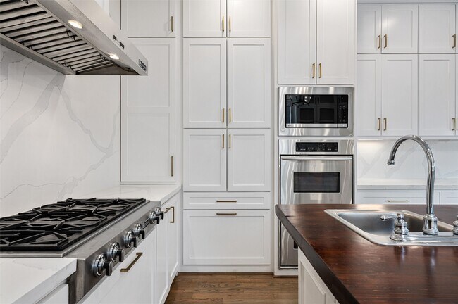 Building Photo - 4523 Maple St