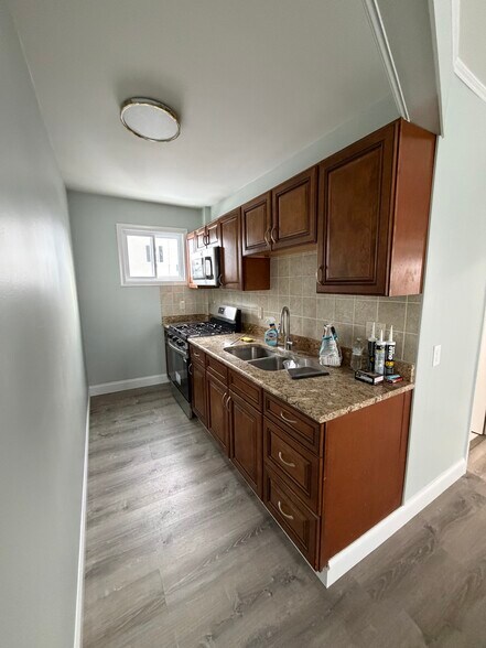 Building Photo - 155 Pilgrim Ave