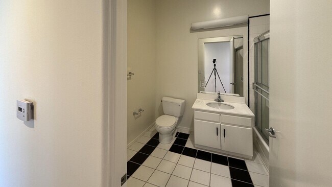 Building Photo - 133 S Flores St