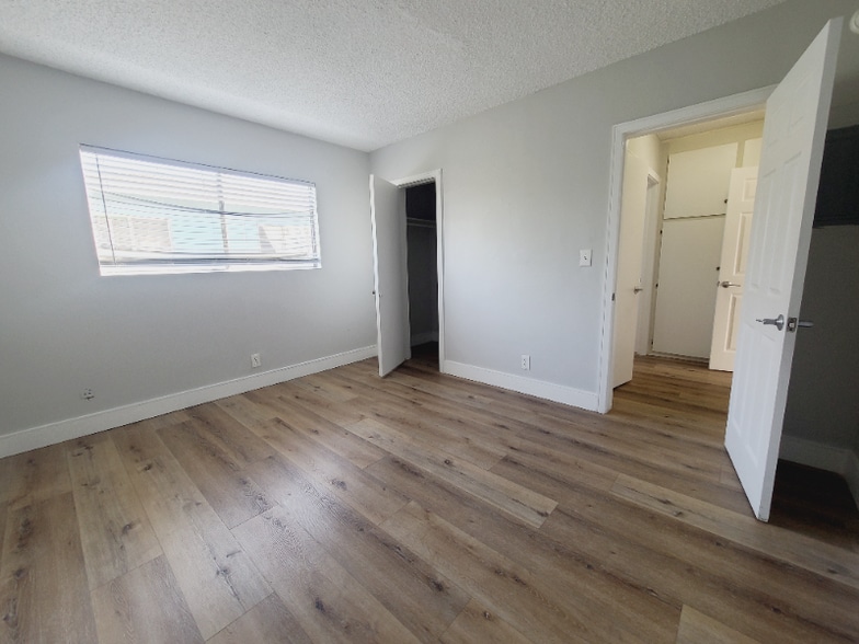 Building Photo - 13425 Vanowen St